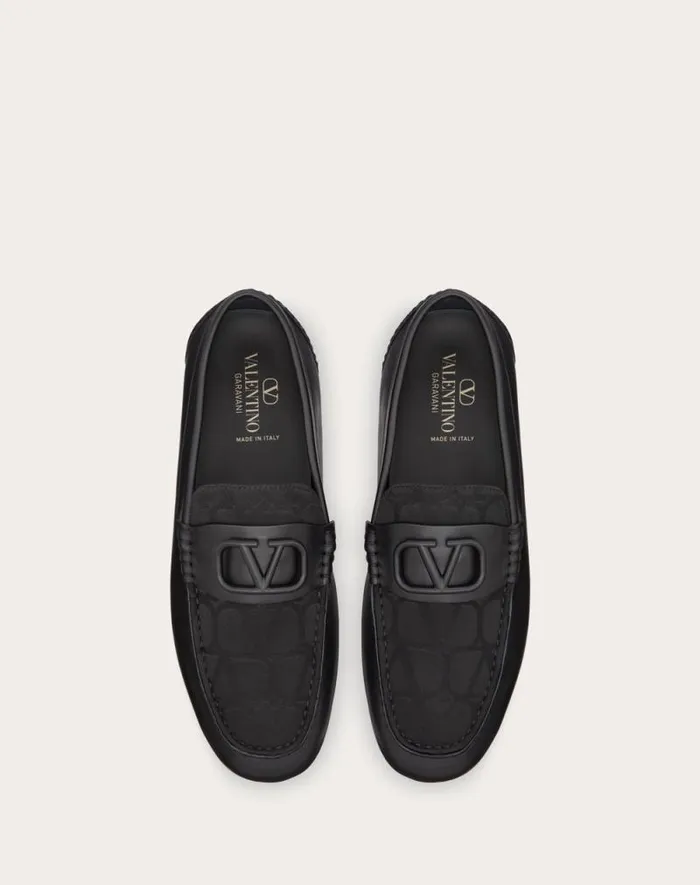 Valentino Laceups And Loafers Man Vlogo Signature Driving Shoe In Calfskin And Toile Iconographe Technical Fabric For Man In Black Black Valentino Laceups And Loafers Man Vlogo Signature Driving Shoe In Calfskin And Toile Iconographe Technical Fabric For Man In Black Black