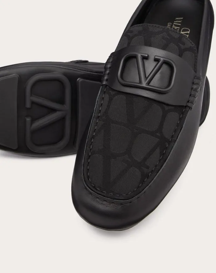 Valentino Laceups And Loafers Man Vlogo Signature Driving Shoe In Calfskin And Toile Iconographe Technical Fabric For Man In Black Black Valentino Laceups And Loafers Man Vlogo Signature Driving Shoe In Calfskin And Toile Iconographe Technical Fabric For Man In Black Black