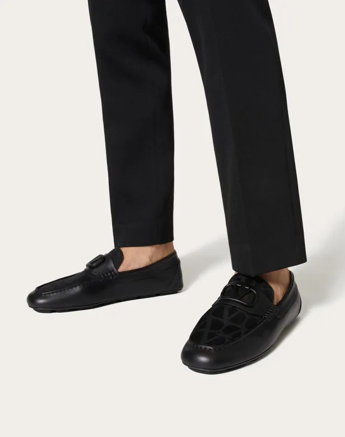 Valentino Laceups And Loafers Man Vlogo Signature Driving Shoe In Calfskin And Toile Iconographe Technical Fabric For Man In Black Black Valentino Laceups And Loafers Man Vlogo Signature Driving Shoe In Calfskin And Toile Iconographe Technical Fabric For Man In Black Black