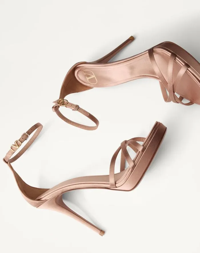 Valentino Sandals Woman Valentino Garavani Eveninglam Satin Platform Sandal 120mm For Woman In Poudre Poudre Valentino Sandals Woman Valentino Garavani Eveninglam Satin Platform Sandal 120mm For Woman In Poudre Poudre