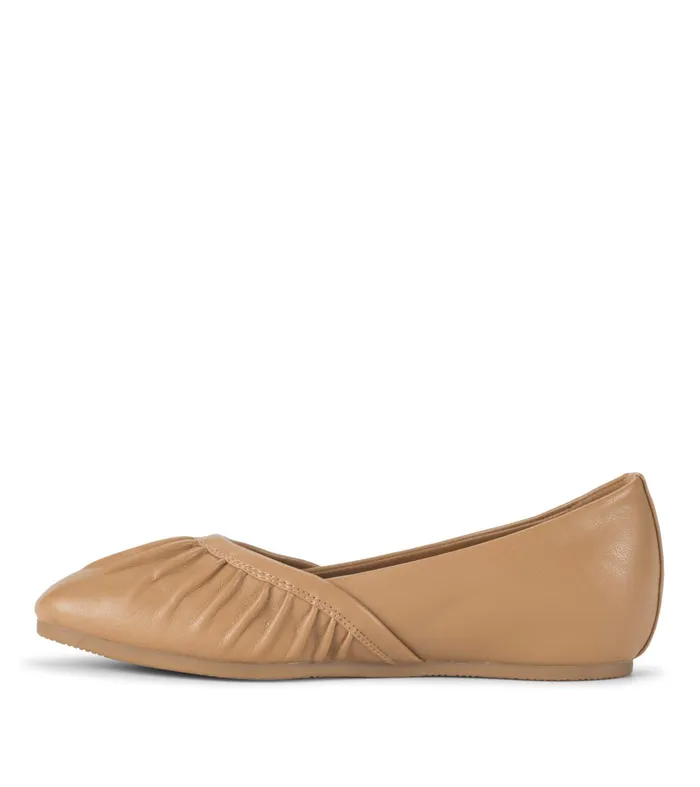 Women Baretraps Flats and Loafers Charlie Flat Cognac