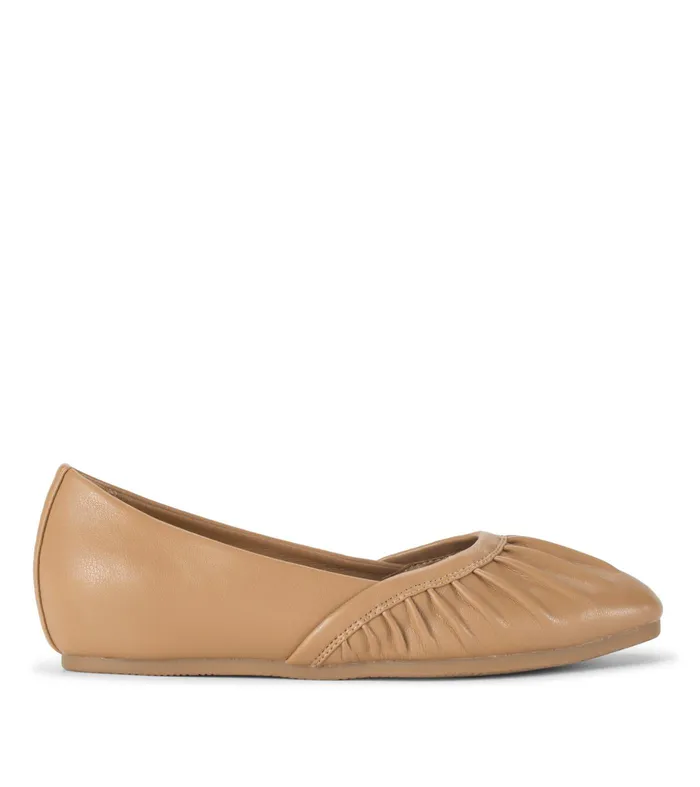 Women Baretraps Flats and Loafers Charlie Flat Cognac